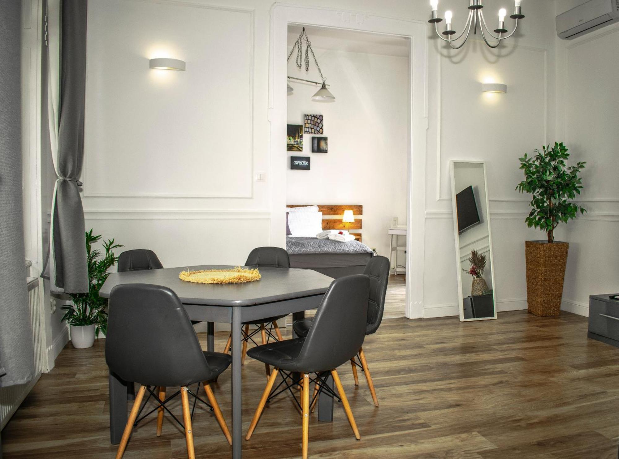 3 In The Beautiful Street Apartment *